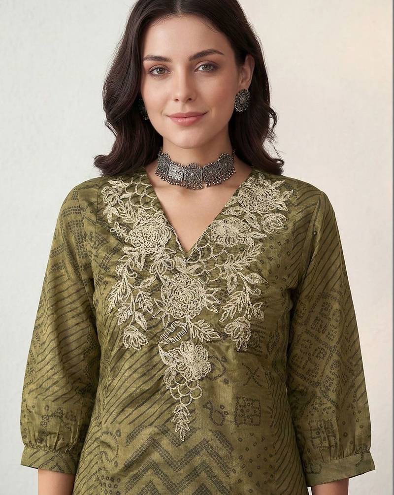 Women Bandhani Embroidered Regular Thread Work Kurta with Trousers