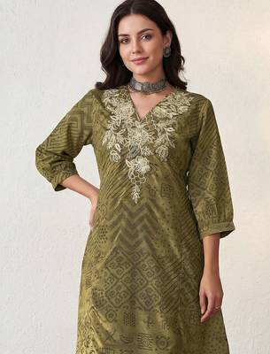 Women Bandhani Embroidered Regular Thread Work Kurta with Trousers 4