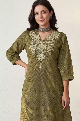 Women Bandhani Embroidered Regular Thread Work Kurta with Trousers