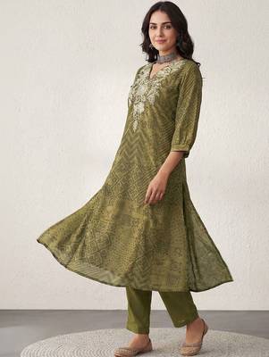 Women Bandhani Embroidered Regular Thread Work Kurta with Trousers 5
