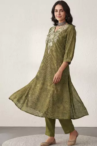 Women Bandhani Embroidered Regular Thread Work Kurta with Trousers