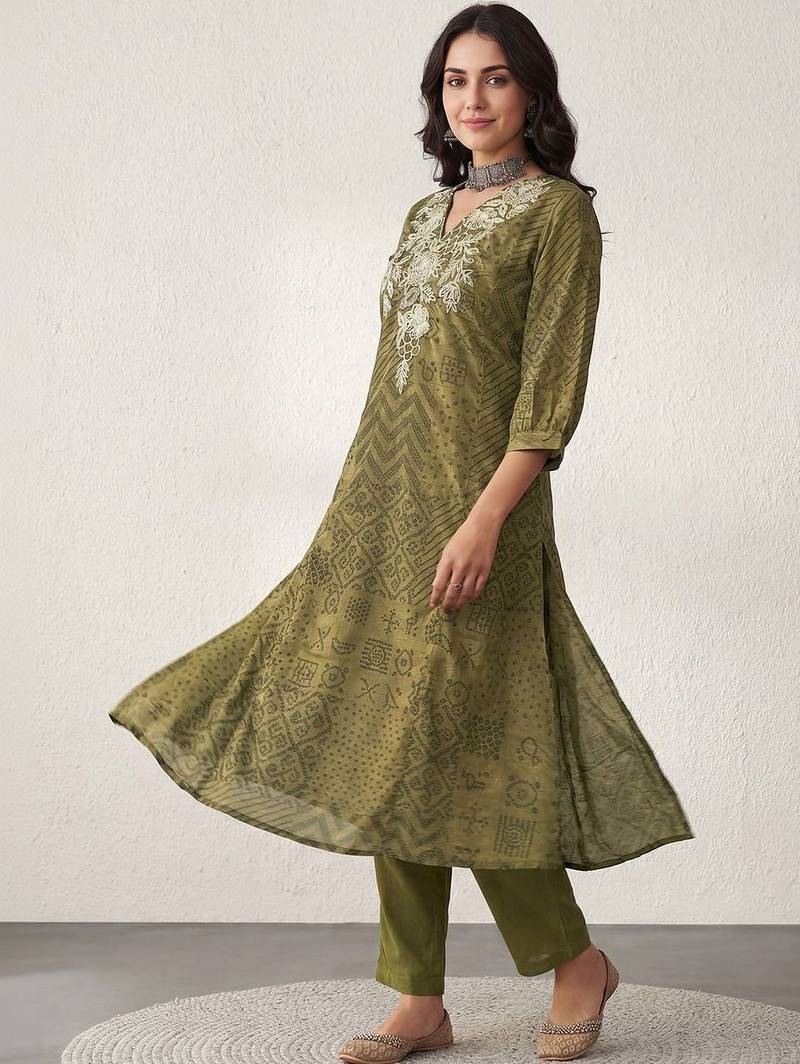 Women Bandhani Embroidered Regular Thread Work Kurta with Trousers