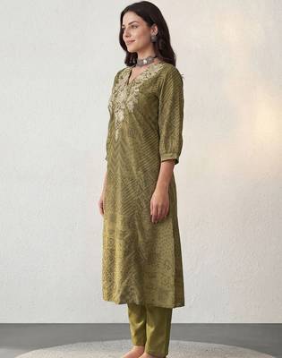Women Bandhani Embroidered Regular Thread Work Kurta with Trousers 6