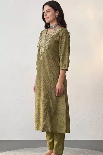 Women Bandhani Embroidered Regular Thread Work Kurta with Trousers