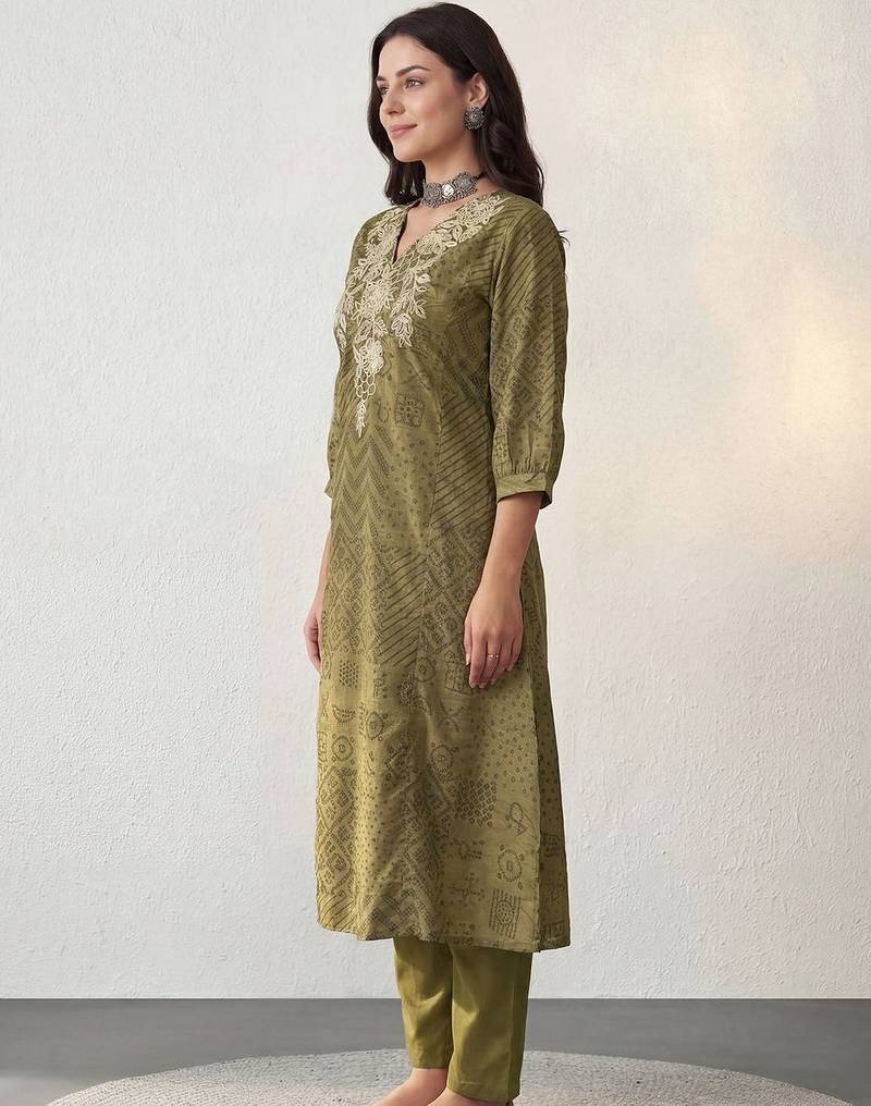 Women Bandhani Embroidered Regular Thread Work Kurta with Trousers