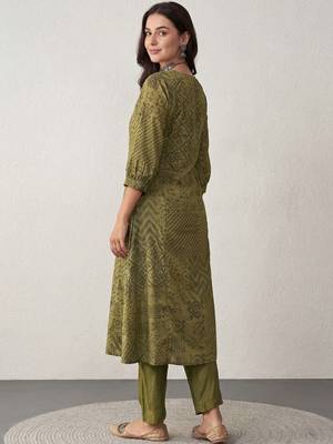 Women Bandhani Embroidered Regular Thread Work Kurta with Trousers 7