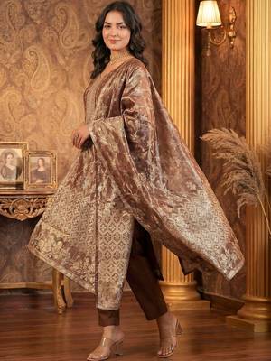 Women Floral Regular Kurta with Trousers & With Dupatta 3