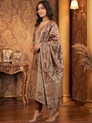 Women Floral Regular Kurta with Trousers & With Dupatta 4
