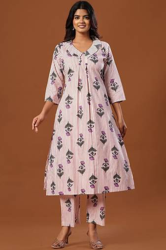 Women Floral Printed Regular  Cotton Kurta with Trousers