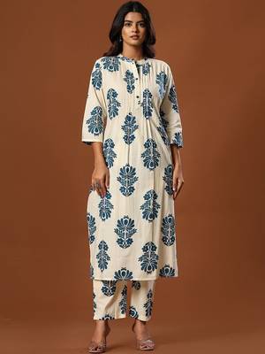 Women Floral Printed Regular Pure Cotton Kurta with Trousers 1