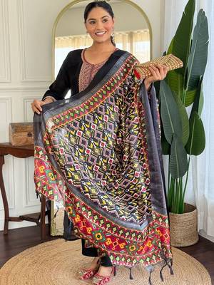 Women Ethnic Motifs Embroidered Regular Sequinned Kurta with Trousers & With Dupatta 2