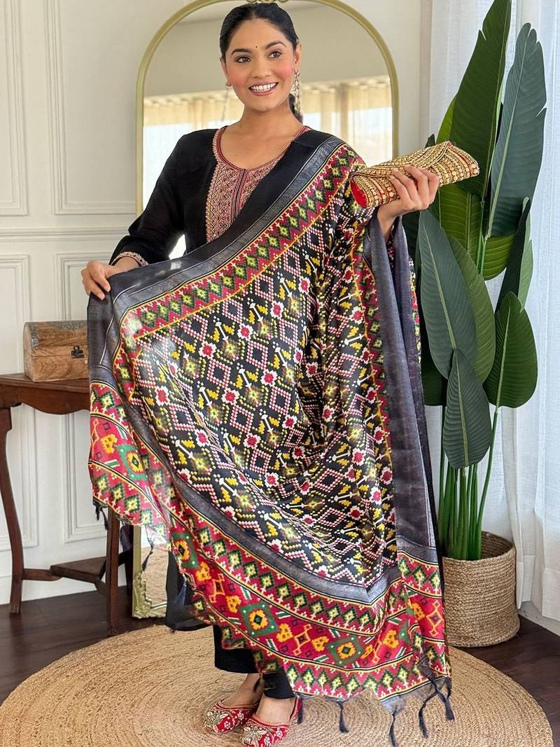 Women Ethnic Motifs Embroidered Regular Sequinned Kurta with Trousers & With Dupatta