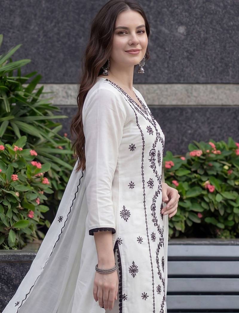 Women Ethnic Motifs Embroidered Regular Thread Work Kurta with Trousers & With Dupatta