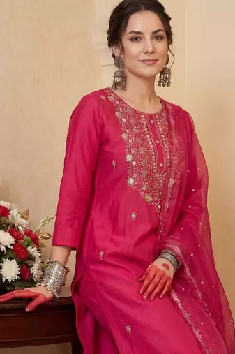 Women Floral Embroidered Regular Thread Work Kurta with Trousers & With Dupatta