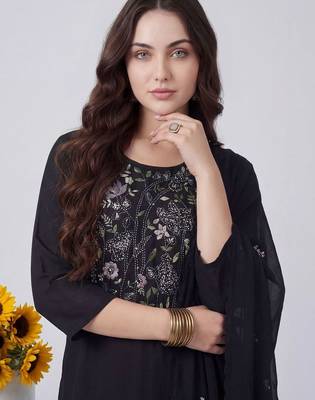 Women Floral Embroidered Regular Thread Work Kurta with Trousers & With Dupatta 1