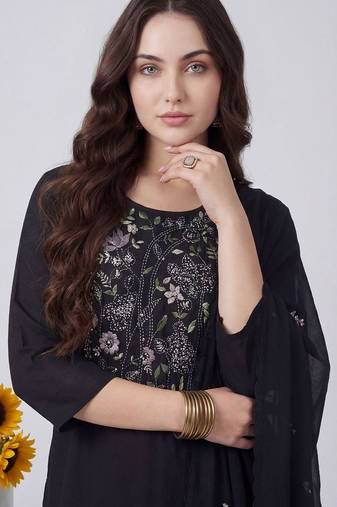 Women Floral Embroidered Regular Thread Work Kurta with Trousers & With Dupatta