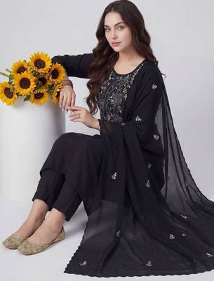 Women Floral Embroidered Regular Thread Work Kurta with Trousers & With Dupatta 4
