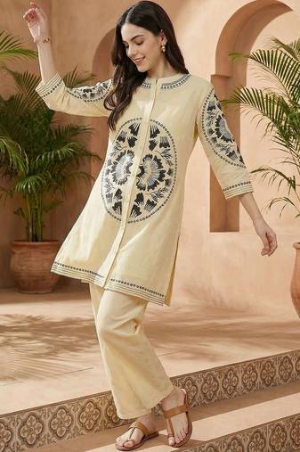 Women Embroidered Regular Thread Work  Cotton Kurta with Palazzos