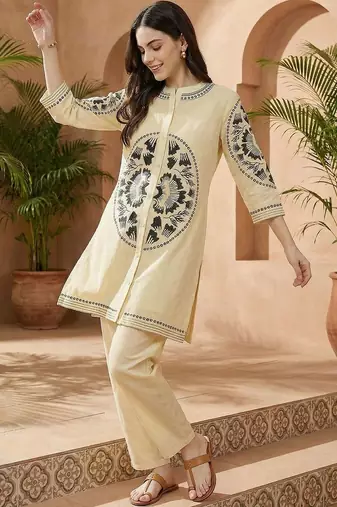 Women Embroidered Regular Thread Work Pure Cotton Kurta with Palazzos