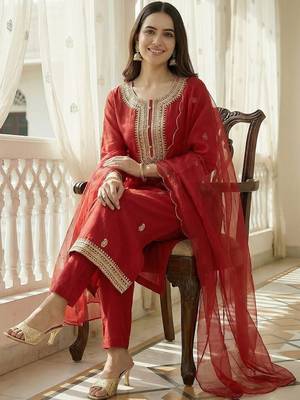 Women Floral Embroidered Regular Kurta with Trousers & With Dupatta 1