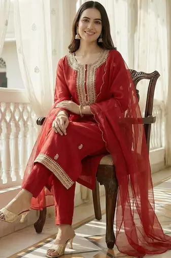 Women Floral Embroidered Regular Kurta with Trousers & With Dupatta
