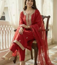 Women Floral Embroidered Regular Kurta with Trousers & With Dupatta