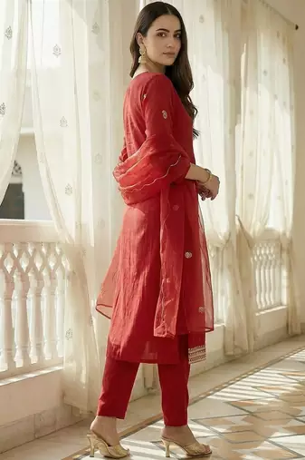 Women Floral Embroidered Regular Kurta with Trousers & With Dupatta