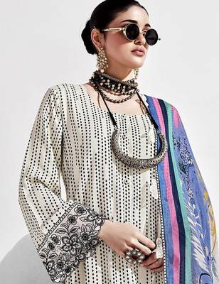 Women Embroidered Regular Thread Work Kurta with Trousers & With Dupatta 3