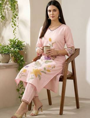 Women Floral Embroidered Regular Thread Work Kurta with Trousers 1