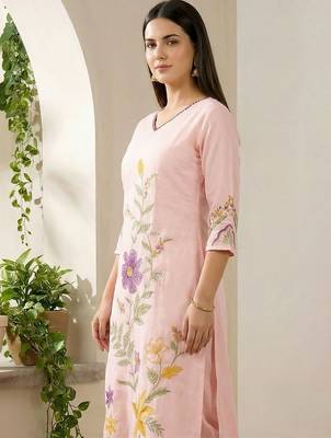 Women Floral Embroidered Regular Thread Work Kurta with Trousers 3