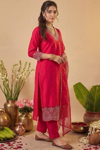 Women Embroidered Regular Thread Work Kurta with Trousers & With Dupatta
