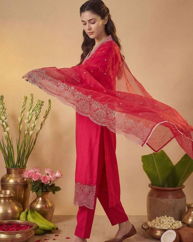 Women Embroidered Regular Thread Work Kurta with Trousers & With Dupatta