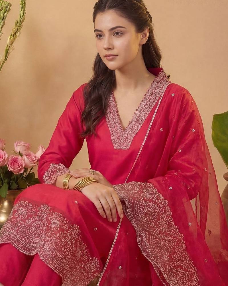 Women Embroidered Regular Thread Work Kurta with Trousers & With Dupatta