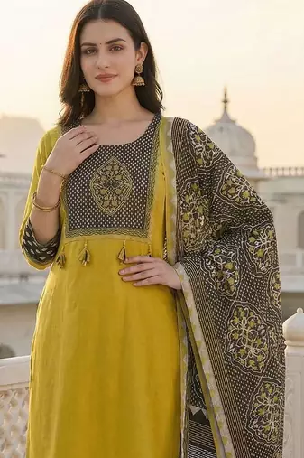 Women Ethnic Motifs Printed Regular Thread Work Kurta with Trousers & With Dupatta