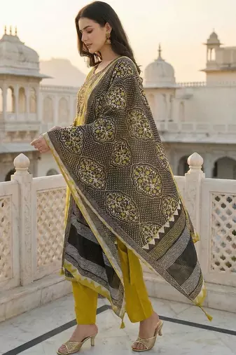 Women Ethnic Motifs Printed Regular Thread Work Kurta with Trousers & With Dupatta