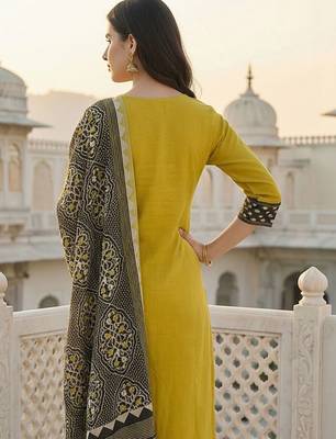 Women Ethnic Motifs Printed Regular Thread Work Kurta with Trousers & With Dupatta 4