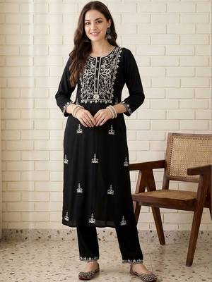 Women Floral Embroidered Regular Thread Work Kurta with Trousers 1