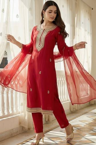 Women Floral Embroidered Regular Kurta with Trousers & With Dupatta