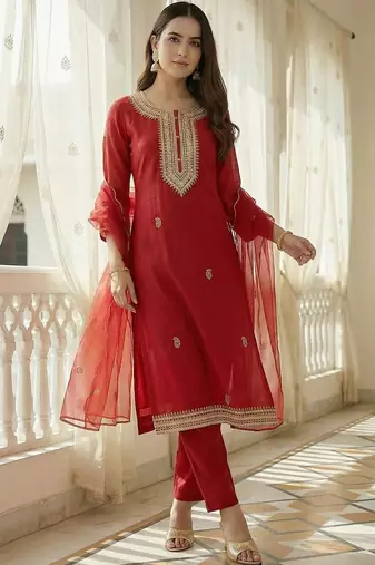 Women Floral Embroidered Regular Kurta with Trousers & With Dupatta