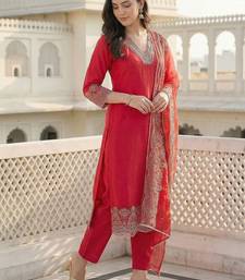 Women Embroidered Regular Thread Work Kurta with Trousers & With Dupatta