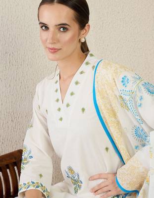 Women Floral Embroidered Regular Thread Work Pure Cotton Kurta with Trousers & With Dupatta 2