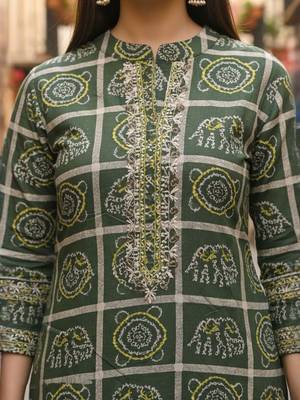 Women Bandhani Printed Regular Pure Cotton Kurta with Trousers 4