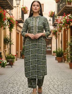 Women Bandhani Printed Regular Pure Cotton Kurta with Trousers 5