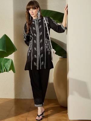 Women Ethnic Motifs Embroidered Regular Thread Work Kurta with Trousers 1