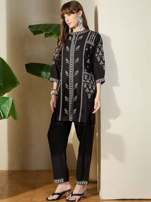 Women Ethnic Motifs Embroidered Regular Thread Work Kurta with Trousers 4