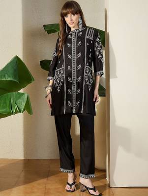 Women Ethnic Motifs Embroidered Regular Thread Work Kurta with Trousers 5