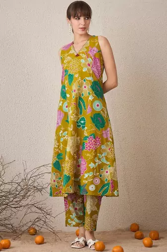 Women Floral Printed Regular Pure Cotton Kurta with Trousers