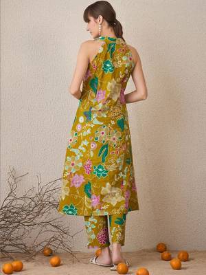 Women Floral Printed Regular Pure Cotton Kurta with Trousers 5