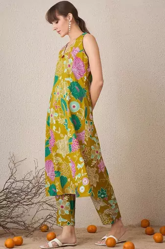 Women Floral Printed Regular Pure Cotton Kurta with Trousers
