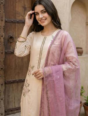 Women Floral Embroidered Regular Thread Work Kurta with Trousers & With Dupatta 2